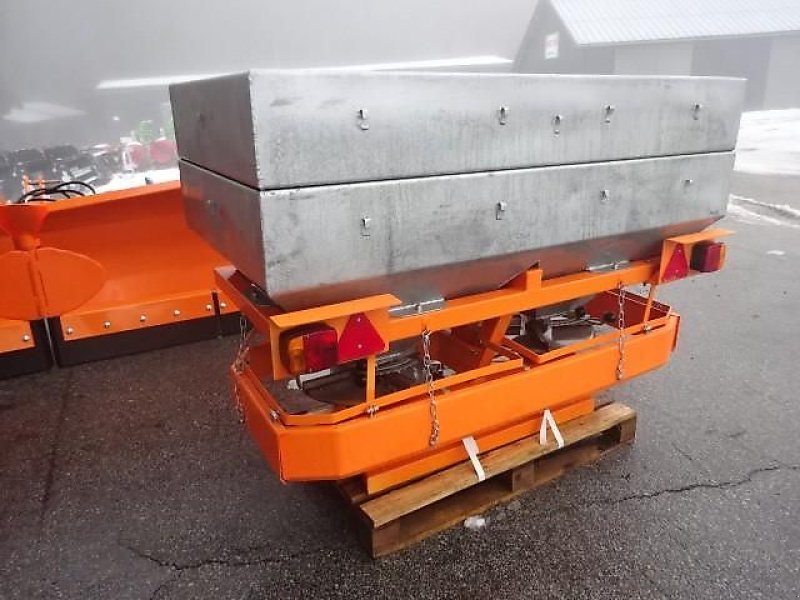 Schneepflug des Typs Bellon Mit Salzstreuer 1000 Liter - 2 Streuräder-, Neumaschine in Neureichenau (Bild 17)