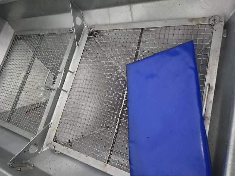 Schneepflug des Typs Bellon Mit Salzstreuer 1000 Liter - 2 Streuräder-, Neumaschine in Neureichenau (Bild 9)