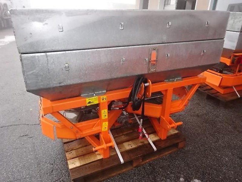 Schneepflug des Typs Bellon Mit Salzstreuer 1000 Liter - 2 Streuräder-, Neumaschine in Neureichenau (Bild 3)