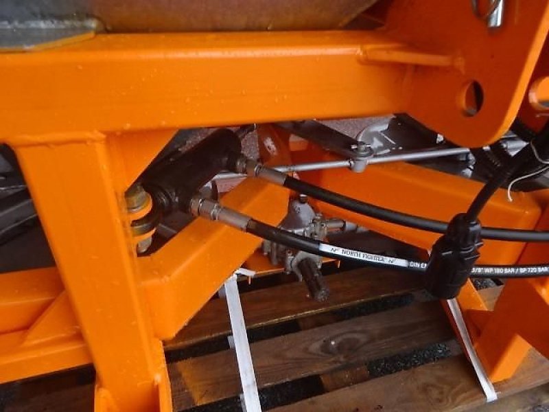 Schneepflug des Typs Bellon Mit Salzstreuer 1000 Liter - 2 Streuräder-, Neumaschine in Neureichenau (Bild 18)