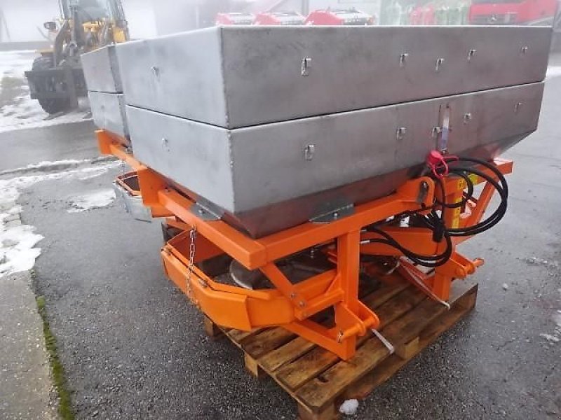 Schneepflug des Typs Bellon Mit Salzstreuer 1000 Liter - 2 Streuräder-, Neumaschine in Neureichenau (Bild 2)