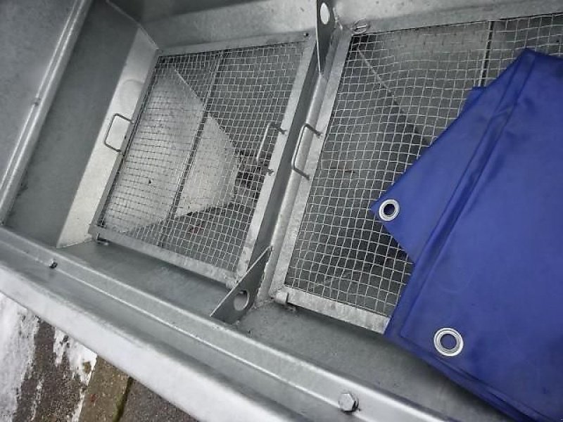 Schneepflug des Typs Bellon Mit Salzstreuer 1000 Liter - 2 Streuräder-, Neumaschine in Neureichenau (Bild 8)