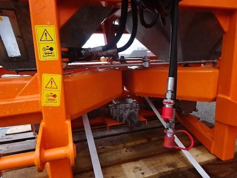 Schneepflug des Typs Bellon Mit Salzstreuer 1000 Liter - 2 Streuräder-, Neumaschine in Neureichenau (Bild 4)