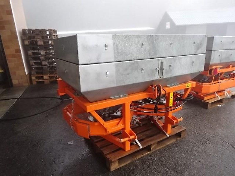 Schneepflug des Typs Bellon Mit Salzstreuer 1000 Liter - 2 Streuräder-, Neumaschine in Neureichenau (Bild 20)