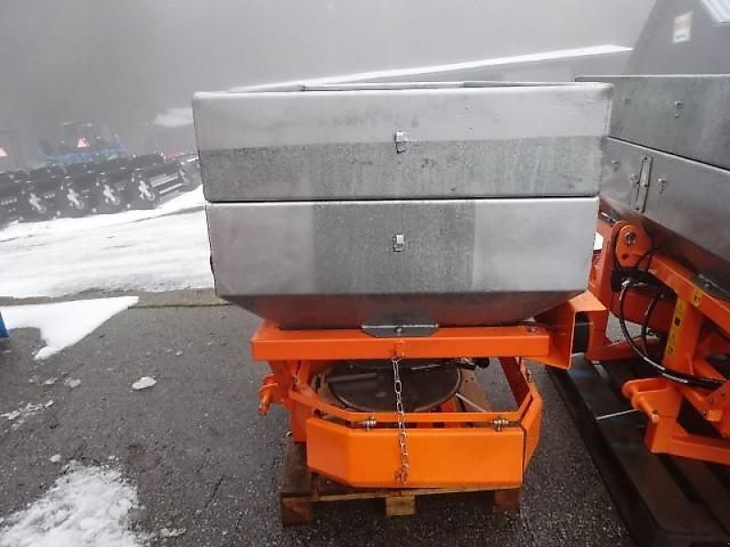 Schneepflug des Typs Bellon Mit Salzstreuer 1000 Liter - 2 Streuräder-, Neumaschine in Neureichenau (Bild 5)