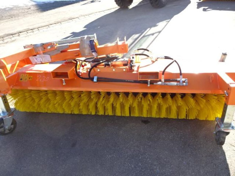 Kehrmaschine des Typs Sonstige 2,5 Meter - Kehrmaschine- mit Hydraulischer Wannenentleerung- auch mit Seitenbesen möglich- verschiedene Breiten möglich, Neumaschine in Neureichenau (Bild 1)