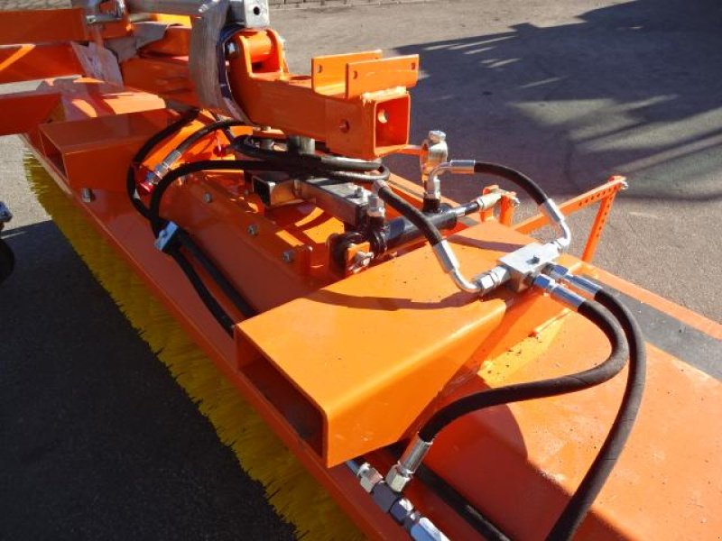 Kehrmaschine des Typs Sonstige 2,5 Meter - Kehrmaschine- mit Hydraulischer Wannenentleerung- auch mit Seitenbesen möglich- verschiedene Breiten möglich, Neumaschine in Neureichenau (Bild 3)