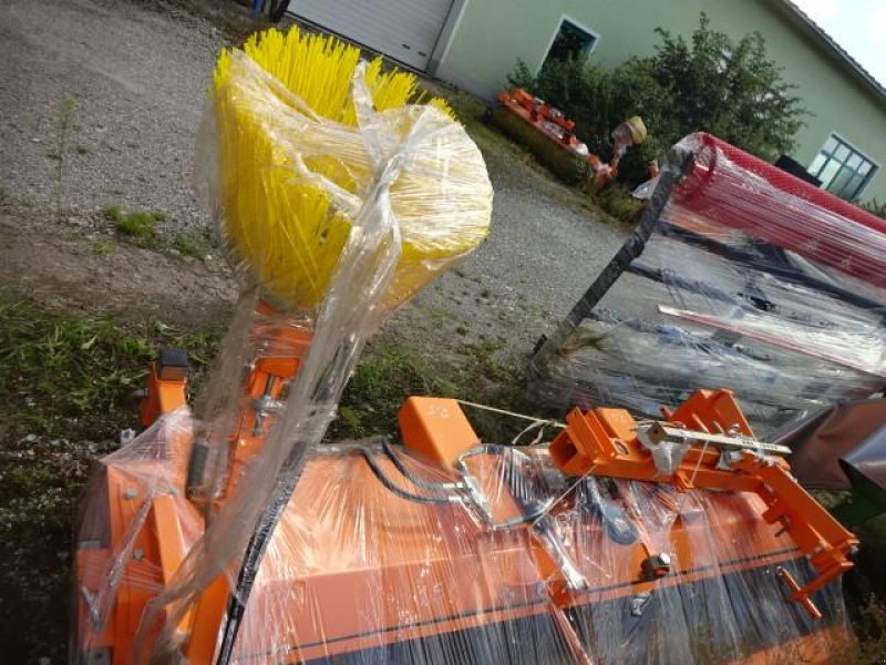 Kehrmaschine des Typs Sonstige 2,5 Meter - Kehrmaschine- mit Hydraulischer Wannenentleerung- auch mit Seitenbesen möglich- verschiedene Breiten möglich, Neumaschine in Neureichenau (Bild 8)