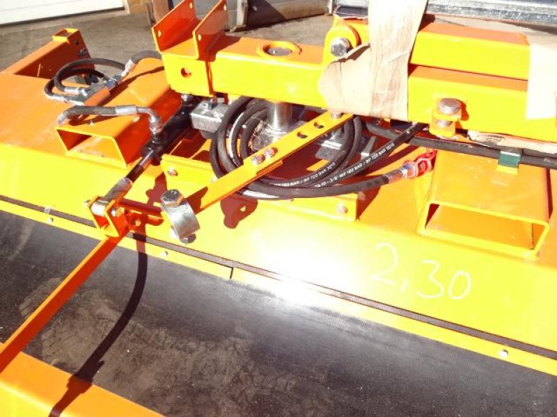 Kehrmaschine des Typs Sonstige 2,5 Meter - Kehrmaschine- mit Hydraulischer Wannenentleerung- auch mit Seitenbesen möglich- verschiedene Breiten möglich, Neumaschine in Neureichenau (Bild 9)