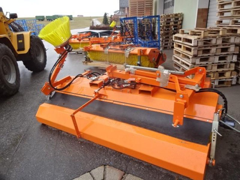 Kehrmaschine des Typs Sonstige 2,5 Meter - Kehrmaschine- mit Hydraulischer Wannenentleerung- auch mit Seitenbesen möglich- verschiedene Breiten möglich, Neumaschine in Neureichenau (Bild 11)