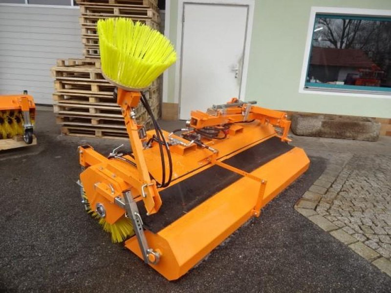 Kehrmaschine des Typs Sonstige 2,5 Meter - Kehrmaschine- mit Hydraulischer Wannenentleerung- auch mit Seitenbesen möglich- verschiedene Breiten möglich, Neumaschine in Neureichenau (Bild 12)