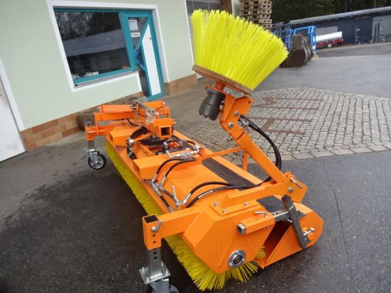 Kehrmaschine des Typs Sonstige 2,5 Meter - Kehrmaschine- mit Hydraulischer Wannenentleerung- auch mit Seitenbesen möglich- verschiedene Breiten möglich, Neumaschine in Neureichenau (Bild 15)