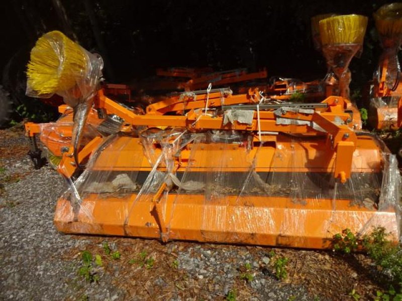 Kehrmaschine des Typs Sonstige 2,5 Meter - Kehrmaschine- mit Hydraulischer Wannenentleerung- auch mit Seitenbesen möglich- verschiedene Breiten möglich, Neumaschine in Neureichenau (Bild 16)