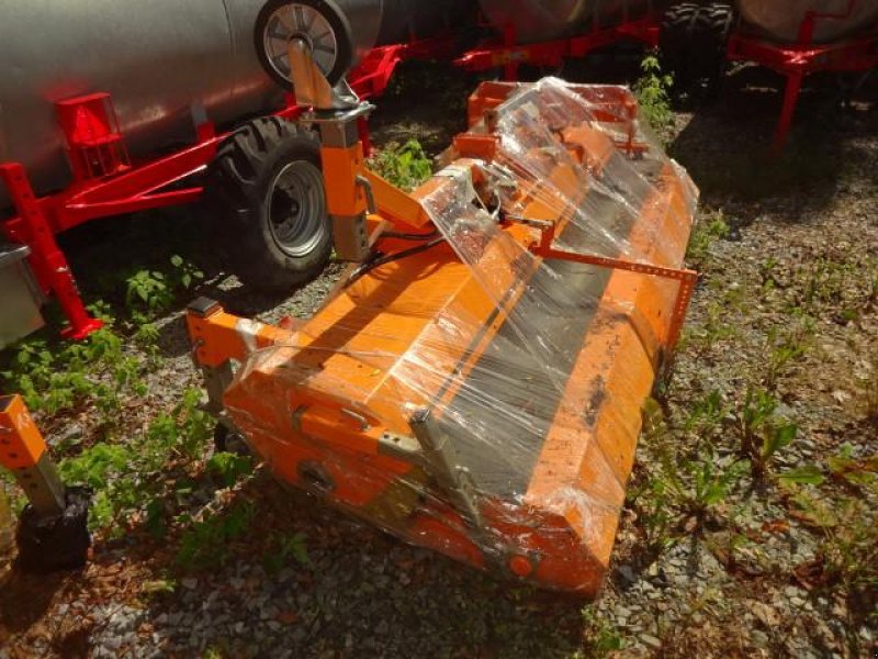 Kehrmaschine des Typs Sonstige 2,5 Meter - Kehrmaschine- mit Hydraulischer Wannenentleerung- auch mit Seitenbesen möglich- verschiedene Breiten möglich, Neumaschine in Neureichenau (Bild 17)