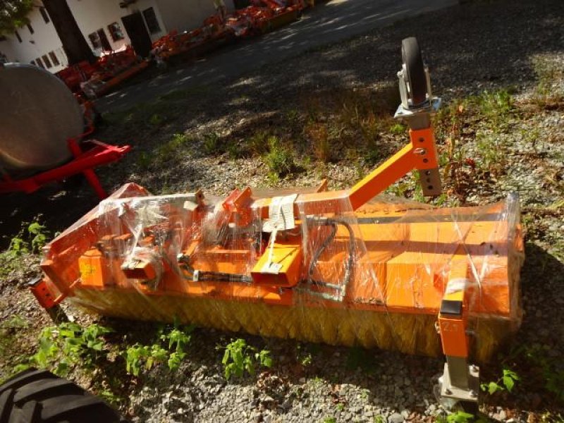 Kehrmaschine des Typs Sonstige 2,5 Meter - Kehrmaschine- mit Hydraulischer Wannenentleerung- auch mit Seitenbesen möglich- verschiedene Breiten möglich, Neumaschine in Neureichenau (Bild 18)