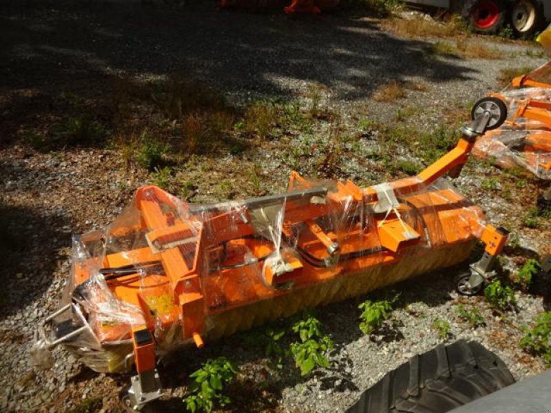 Kehrmaschine des Typs Sonstige 2,5 Meter - Kehrmaschine- mit Hydraulischer Wannenentleerung- auch mit Seitenbesen möglich- verschiedene Breiten möglich, Neumaschine in Neureichenau (Bild 19)