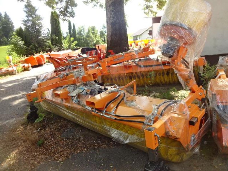Kehrmaschine des Typs Sonstige 2,8 Meter Kehrmaschine- mit  hydraulischer Wannenenleerung- auch mit Seitenbesen möglich, Neumaschine in Neureichenau (Bild 5)