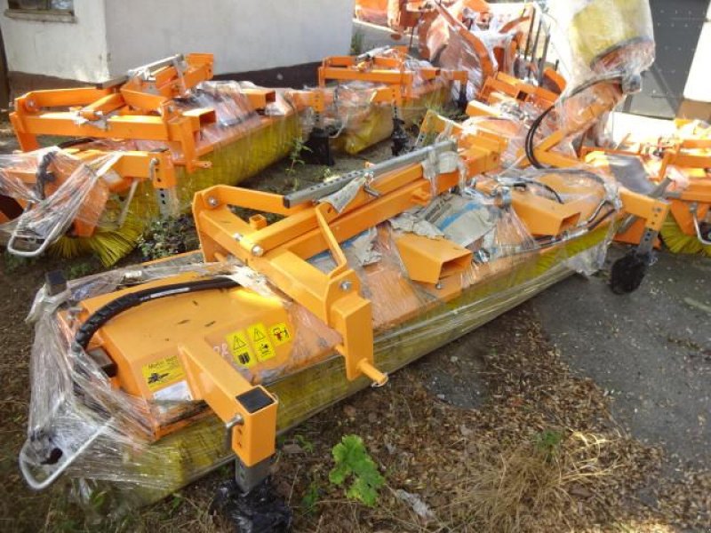 Kehrmaschine des Typs Sonstige 2,8 Meter Kehrmaschine- mit  hydraulischer Wannenenleerung- auch mit Seitenbesen möglich, Neumaschine in Neureichenau (Bild 15)