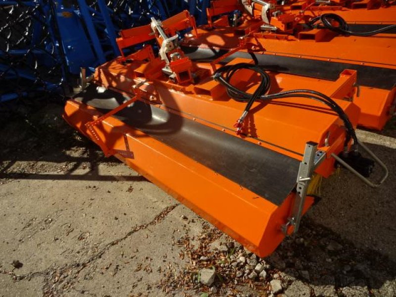Kehrmaschine des Typs Sonstige 2,8 Meter Kehrmaschine- mit  hydraulischer Wannenenleerung- auch mit Seitenbesen möglich, Neumaschine in Neureichenau (Bild 4)