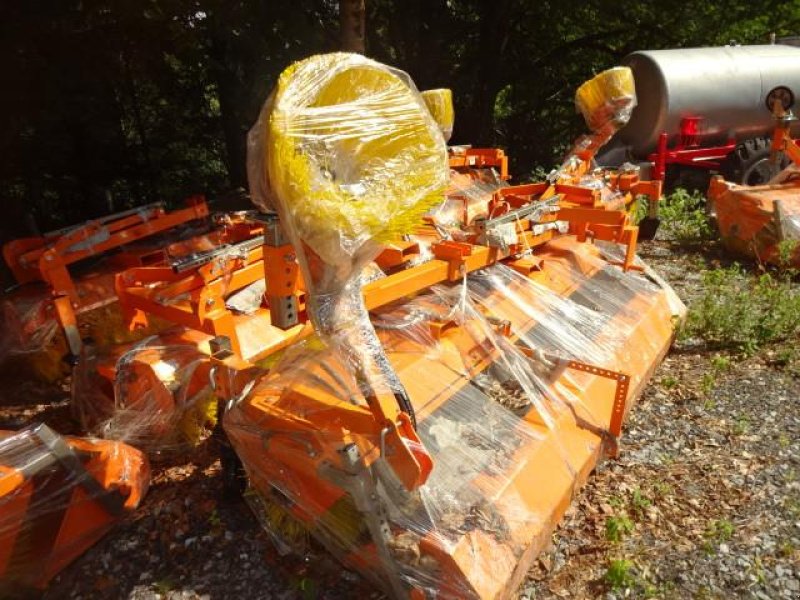 Kehrmaschine des Typs Sonstige 2,8 Meter Kehrmaschine- mit  hydraulischer Wannenenleerung- auch mit Seitenbesen möglich, Neumaschine in Neureichenau (Bild 7)