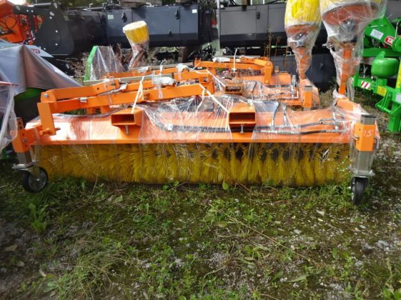 Kehrmaschine des Typs Sonstige 2,8 Meter Kehrmaschine- mit  hydraulischer Wannenenleerung- auch mit Seitenbesen möglich, Neumaschine in Neureichenau (Bild 3)