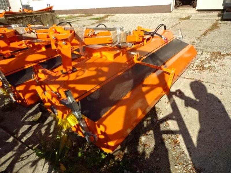 Kehrmaschine des Typs Sonstige 2,8 Meter Kehrmaschine- mit  hydraulischer Wannenenleerung- auch mit Seitenbesen möglich, Neumaschine in Neureichenau (Bild 9)
