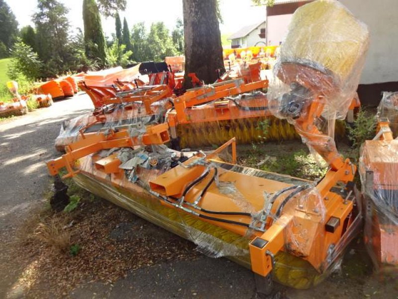 Kehrmaschine des Typs Sonstige 2,8 Meter Kehrmaschine- mit  hydraulischer Wannenenleerung- auch mit Seitenbesen möglich, Neumaschine in Neureichenau (Bild 14)