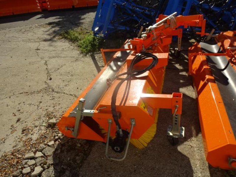 Kehrmaschine des Typs Sonstige 2,8 Meter Kehrmaschine- mit  hydraulischer Wannenenleerung- auch mit Seitenbesen möglich, Neumaschine in Neureichenau (Bild 8)