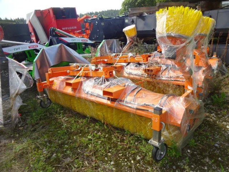 Kehrmaschine des Typs Sonstige 2,8 Meter Kehrmaschine- mit  hydraulischer Wannenenleerung- auch mit Seitenbesen möglich, Neumaschine in Neureichenau (Bild 16)