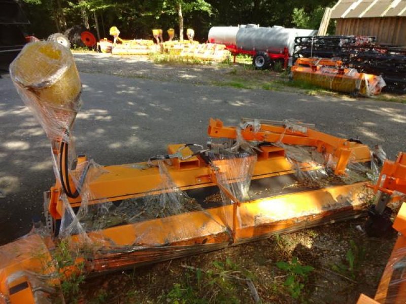 Kehrmaschine des Typs Sonstige 2,8 Meter Kehrmaschine- mit  hydraulischer Wannenenleerung- auch mit Seitenbesen möglich, Neumaschine in Neureichenau (Bild 2)