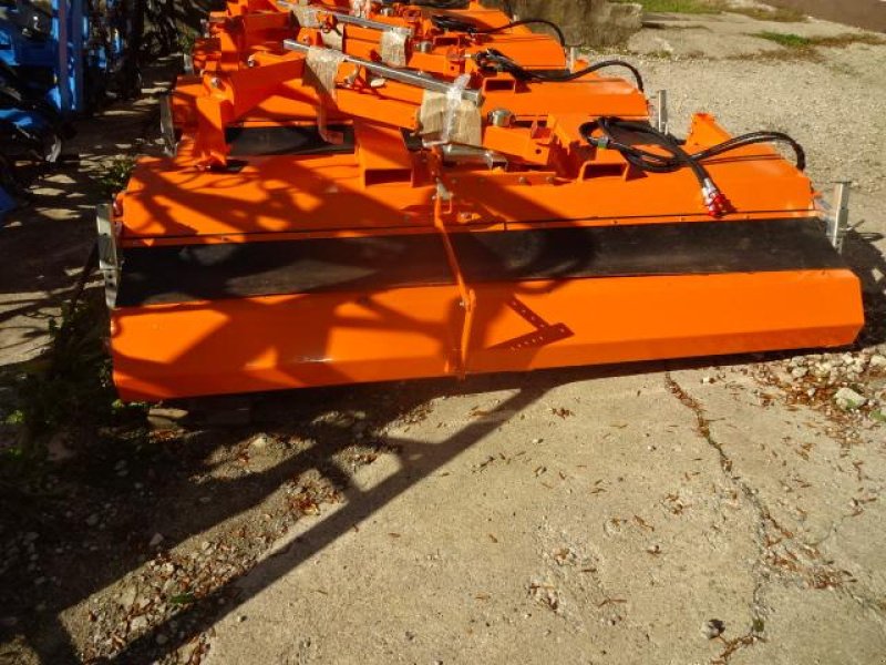 Kehrmaschine des Typs Sonstige 2,8 Meter Kehrmaschine- mit  hydraulischer Wannenenleerung- auch mit Seitenbesen möglich, Neumaschine in Neureichenau (Bild 1)
