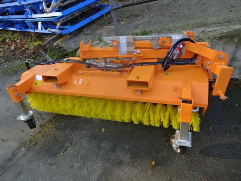 Kehrmaschine des Typs Sonstige 1,8 Meter Kehrmaschine mit Hydraulischer Entleerung- auch mit Seitenbesen möglich, Neumaschine in Neureichenau (Bild 2)
