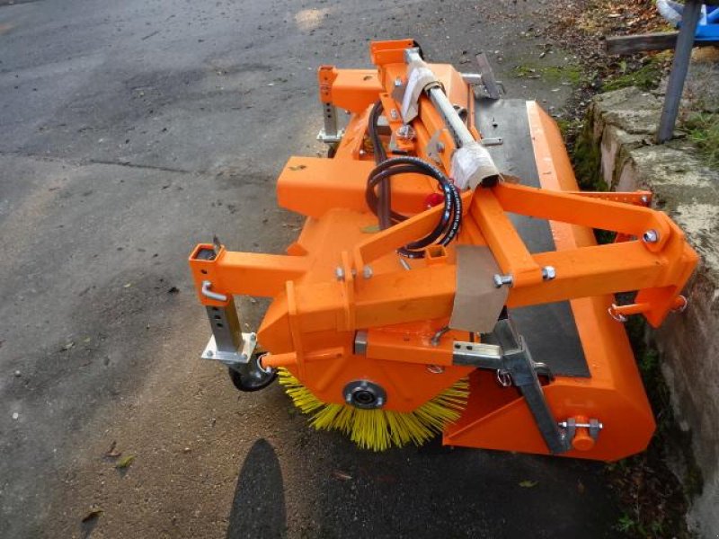 Kehrmaschine des Typs Sonstige 1,8 Meter Kehrmaschine mit Hydraulischer Entleerung- auch mit Seitenbesen möglich, Neumaschine in Neureichenau (Bild 14)