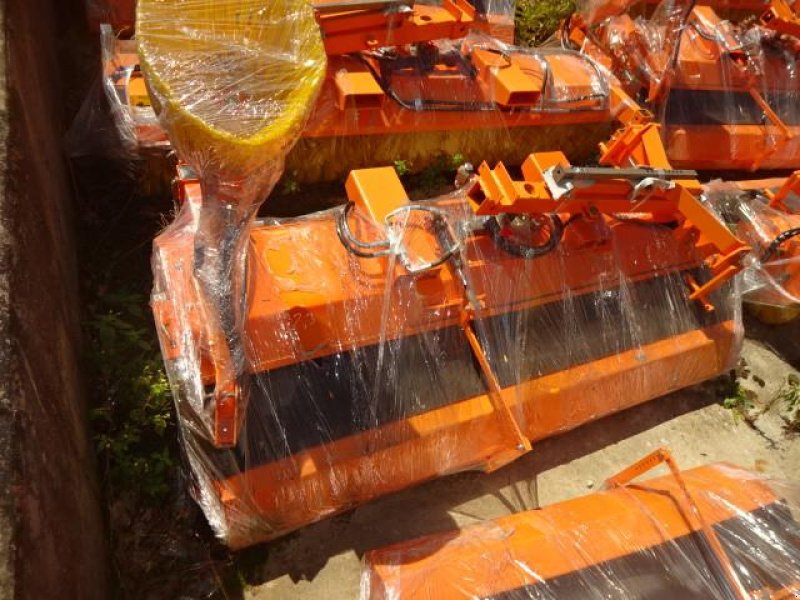 Kehrmaschine des Typs Sonstige 1,8 Meter Kehrmaschine mit Hydraulischer Entleerung- auch mit Seitenbesen möglich, Neumaschine in Neureichenau (Bild 3)