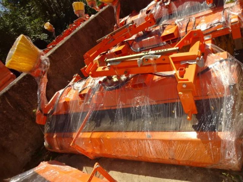 Kehrmaschine des Typs Sonstige 1,8 Meter Kehrmaschine mit Hydraulischer Entleerung- auch mit Seitenbesen möglich, Neumaschine in Neureichenau (Bild 7)