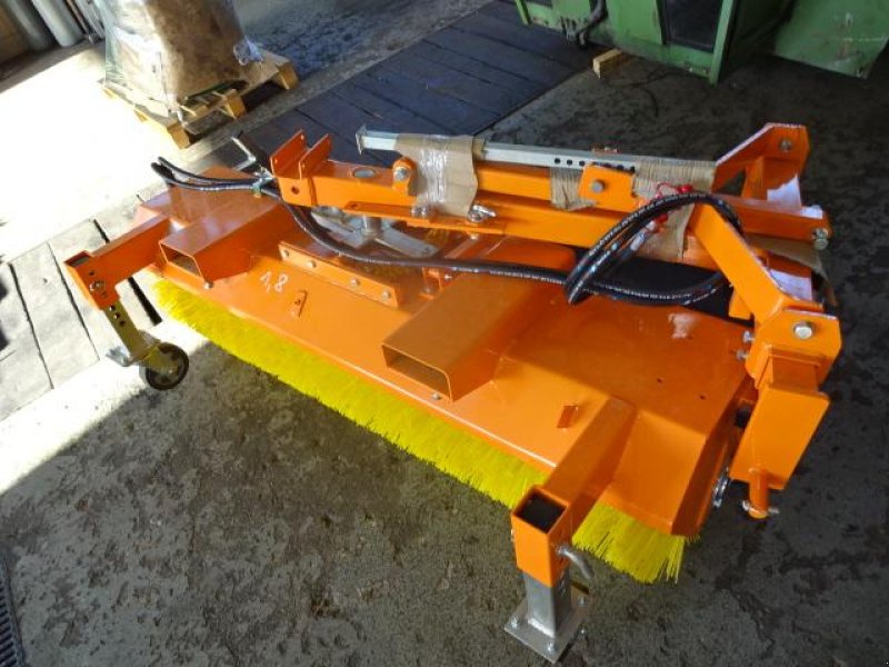 Kehrmaschine des Typs Sonstige 1,8 Meter Kehrmaschine mit Hydraulischer Entleerung- auch mit Seitenbesen möglich, Neumaschine in Neureichenau (Bild 1)