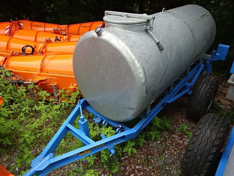 Wasserfass des Typs S&F 2000 Liter Wassertank mit Fahrgestell, Neumaschine in Neureichenau (Bild 1)