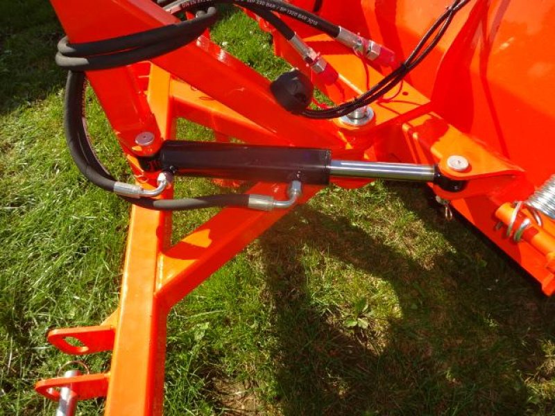 Schneepflug des Typs Sonstige Schneeschild 2 Meter- H - L - M - Hydraulisch schwenkbar- Anbau an Dreipunkt, Neumaschine in Neureichenau (Bild 9)