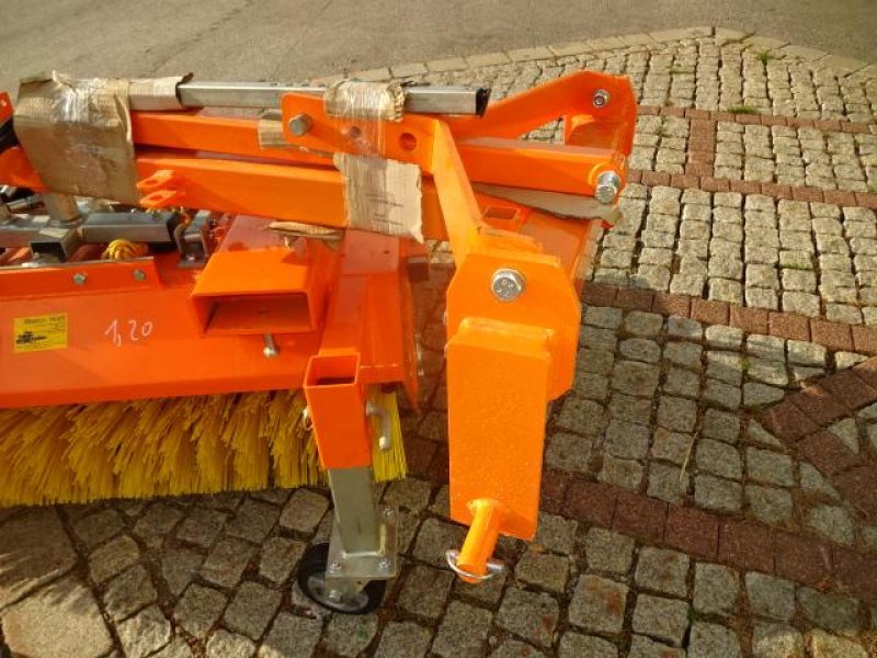 Kehrmaschine des Typs Sonstige 1,2 Meter Kehrmaschine - Dreipunkt- Gabelanbau- auch mit Seitenbesen möglich, Neumaschine in Neureichenau (Bild 13)