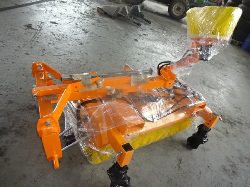 Kehrmaschine des Typs Sonstige 1,2 Meter Kehrmaschine - Dreipunkt- Gabelanbau- auch mit Seitenbesen möglich, Neumaschine in Neureichenau (Bild 14)