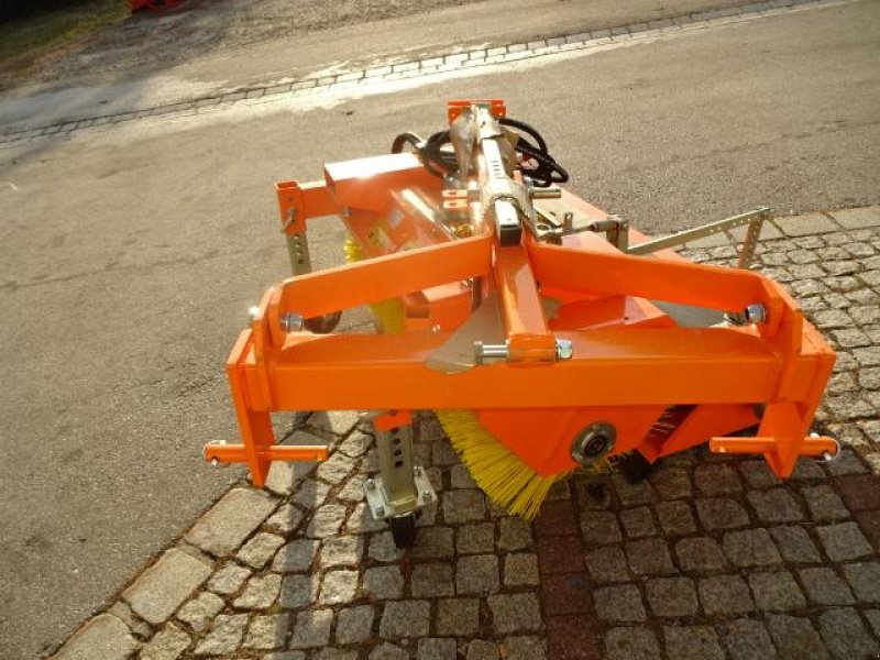 Kehrmaschine des Typs Sonstige 1,2 Meter Kehrmaschine - Dreipunkt- Gabelanbau- auch mit Seitenbesen möglich, Neumaschine in Neureichenau (Bild 5)