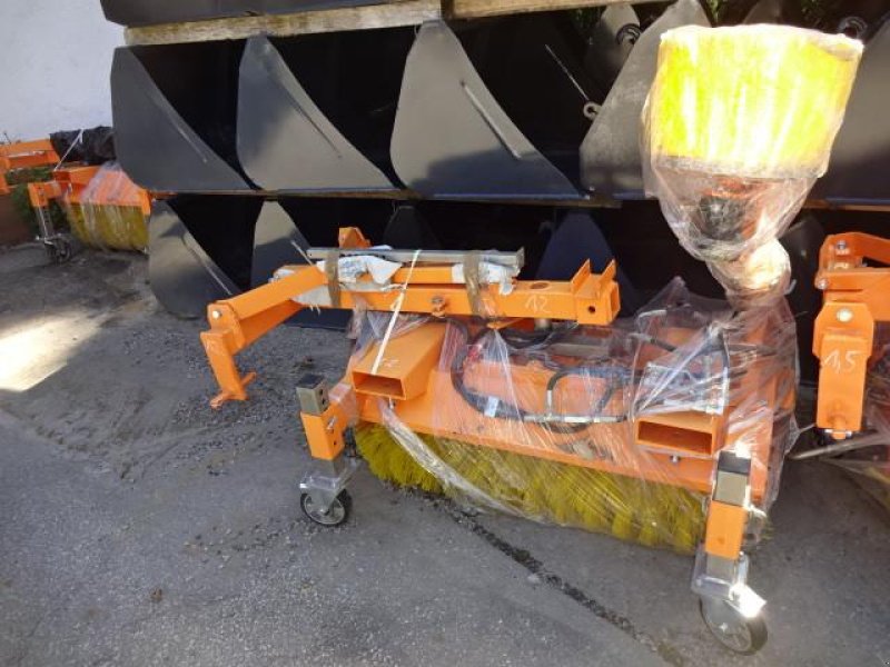 Kehrmaschine des Typs Sonstige 1,2 Meter Kehrmaschine - Dreipunkt- Gabelanbau- auch mit Seitenbesen möglich, Neumaschine in Neureichenau (Bild 15)