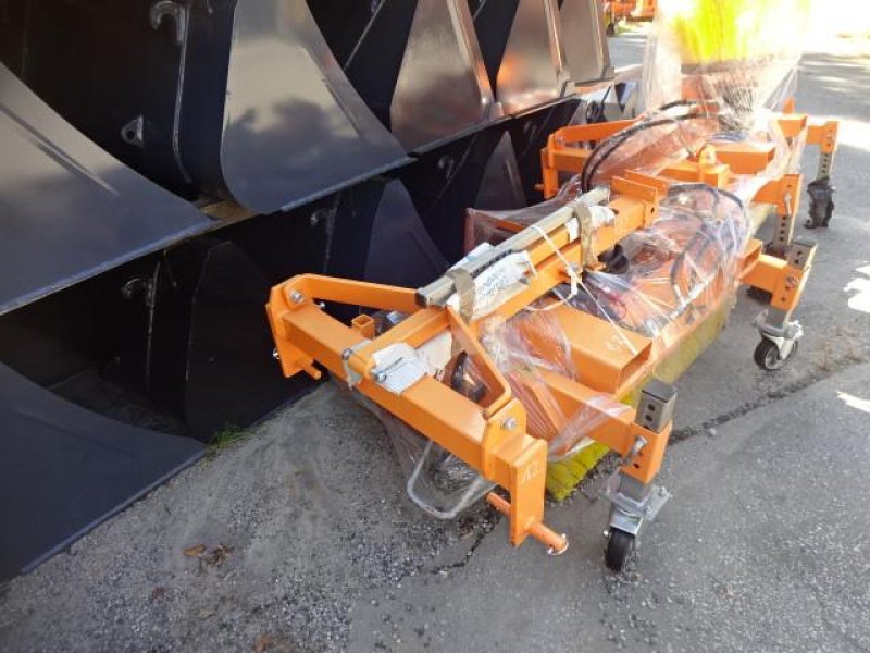 Kehrmaschine des Typs Sonstige 1,2 Meter Kehrmaschine - Dreipunkt- Gabelanbau- auch mit Seitenbesen möglich, Neumaschine in Neureichenau (Bild 16)