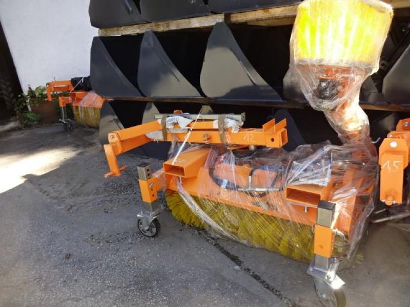 Kehrmaschine des Typs Sonstige 1,2 Meter Kehrmaschine - Dreipunkt- Gabelanbau- auch mit Seitenbesen möglich, Neumaschine in Neureichenau (Bild 18)