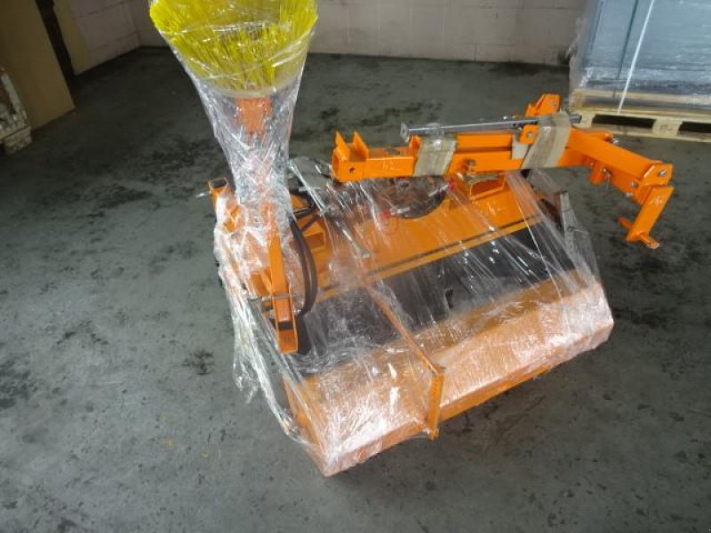 Kehrmaschine des Typs Sonstige 1,2 Meter Kehrmaschine - Dreipunkt- Gabelanbau- auch mit Seitenbesen möglich, Neumaschine in Neureichenau (Bild 4)