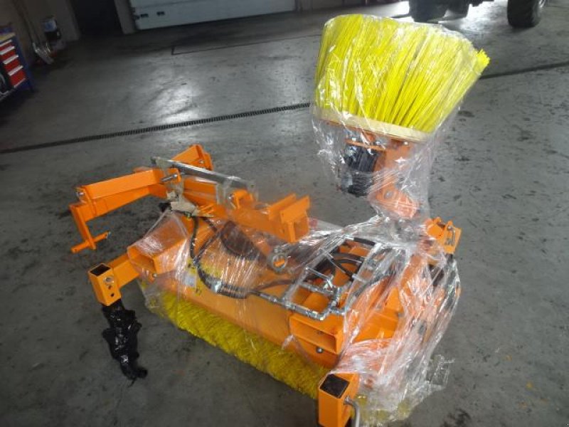 Kehrmaschine des Typs Sonstige 1,2 Meter Kehrmaschine - Dreipunkt- Gabelanbau- auch mit Seitenbesen möglich, Neumaschine in Neureichenau (Bild 12)