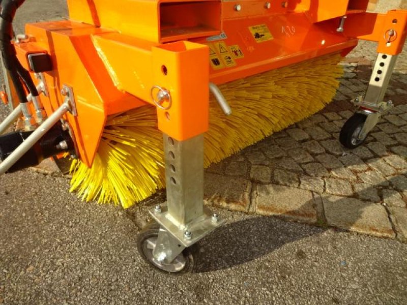 Kehrmaschine des Typs Sonstige 1,2 Meter Kehrmaschine - Dreipunkt- Gabelanbau- auch mit Seitenbesen möglich, Neumaschine in Neureichenau (Bild 10)