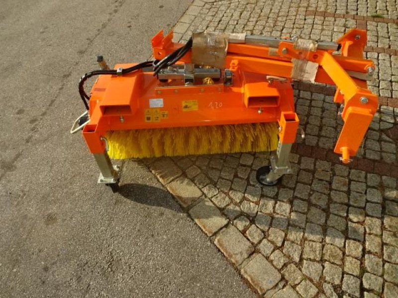 Kehrmaschine des Typs Sonstige 1,2 Meter Kehrmaschine - Dreipunkt- Gabelanbau- auch mit Seitenbesen möglich, Neumaschine in Neureichenau (Bild 11)