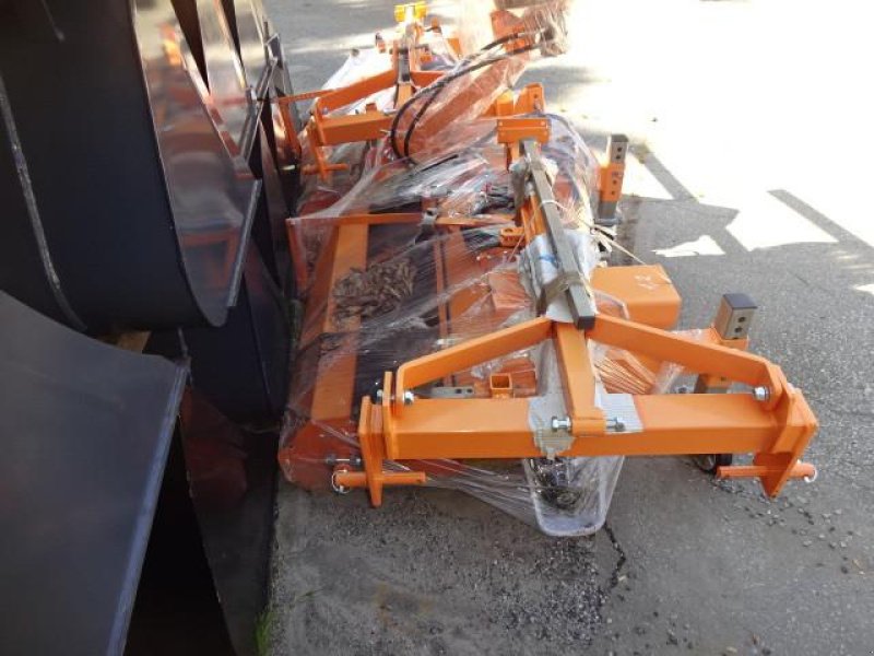 Kehrmaschine des Typs Sonstige 1,2 Meter Kehrmaschine - Dreipunkt- Gabelanbau- auch mit Seitenbesen möglich, Neumaschine in Neureichenau (Bild 17)