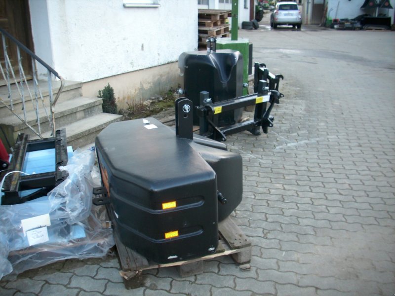 Frontgewicht des Typs Suer 1000kg +1200kg, Neumaschine in Marxheim (Bild 1)